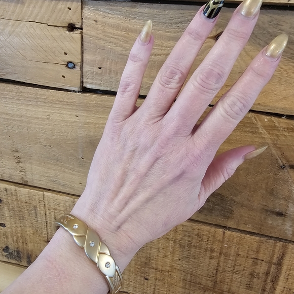 Vintage matte goldtone braided hinged bangle bracelet - Picture 2 of 8